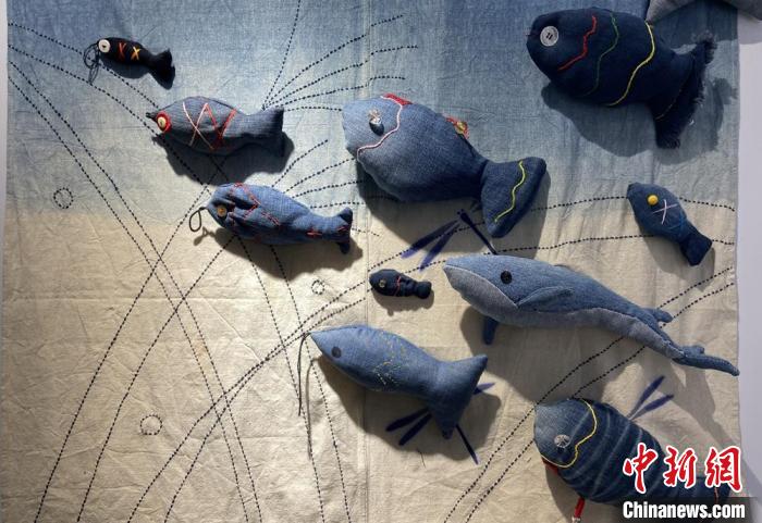 Китайские школьники создали предметы искусства из старых джинсов
