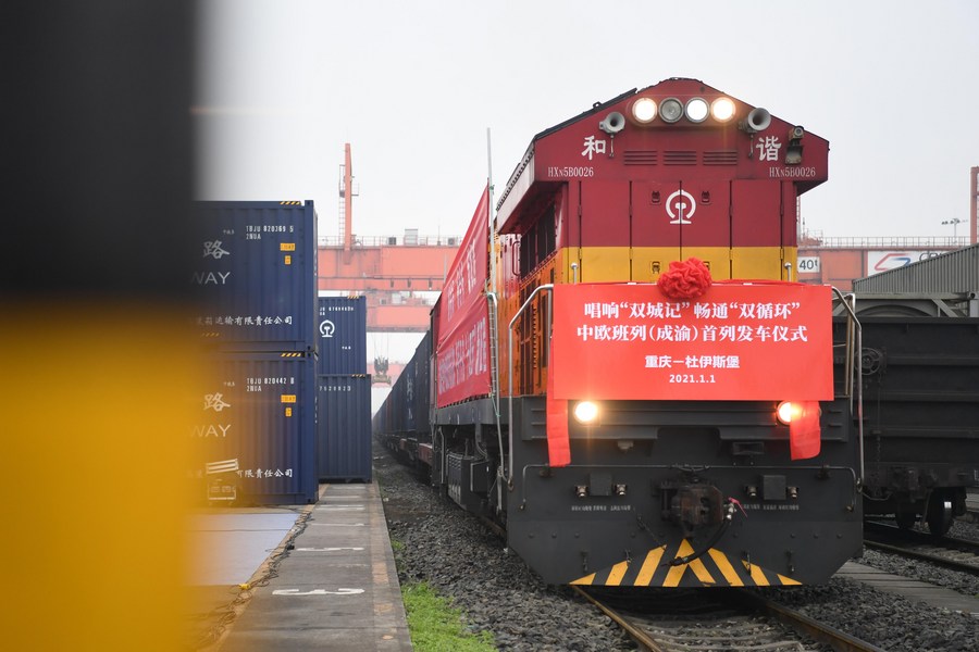Первый грузовой поезд Китай-Европа, груженый автомобилями Audi, прибыл в город Чунцин