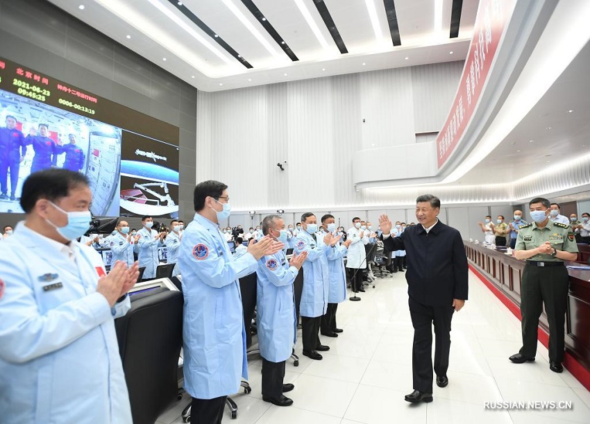 Си Цзиньпин провел разговор с тремя космонавтами, находящимися в "Тяньхэ", основном модуле китайской космической станции