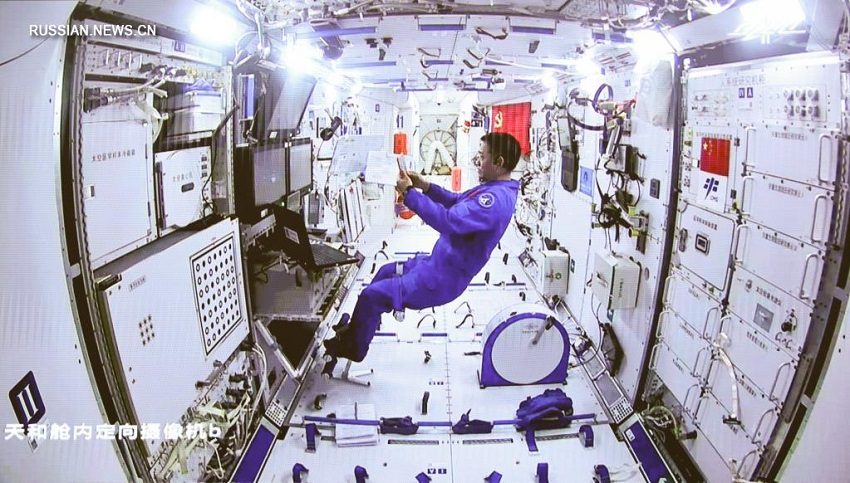 Китайские космонавты завершили первую внекорабельную деятельность в ходе строительства космической станции 