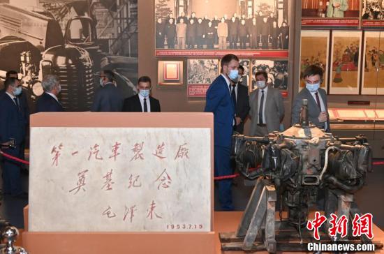 Посол РФ в КНР Денисов и сотрудники российского посольства посетили музей истории КПК в Пекине