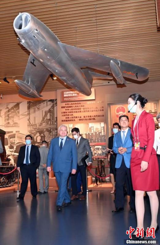 Посол РФ в КНР Денисов и сотрудники российского посольства посетили музей истории КПК в Пекине