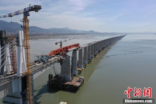 Китай завершил установку пролетных строений на первой высокоскоростной дороге через море