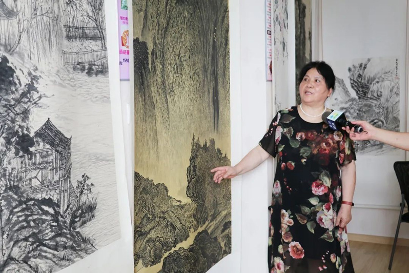 Учиться никогда не поздно: китаянка окончила Китайскую академию искусств в 70 лет