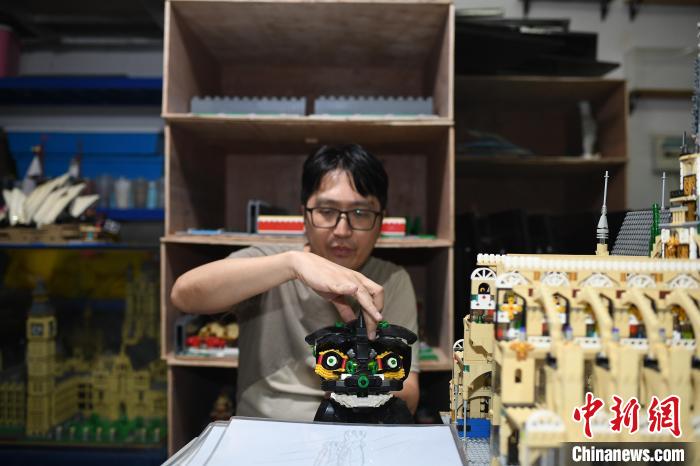 Китаец построил Запретный город из 700 тыс кубиков Lego
