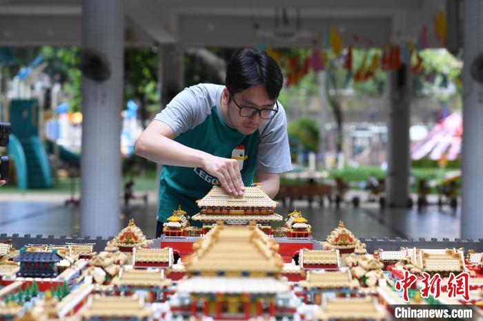 Китаец построил Запретный город из 700 тыс кубиков Lego