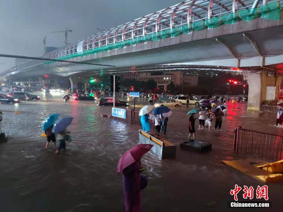 Рекордные ливни в центральном Китае привели к крупным сбоям в работе инфраструктуры