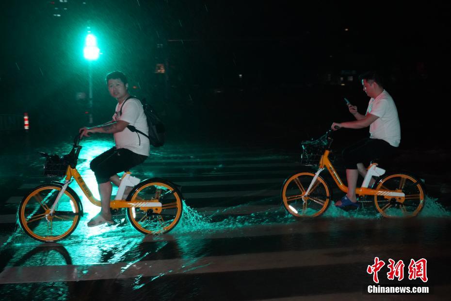 Рекордные ливни в центральном Китае привели к крупным сбоям в работе инфраструктуры