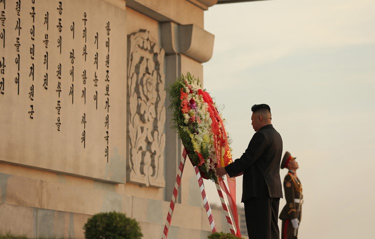 Лидер КНДР Ким Чен Ын посетил Монумент дружбы