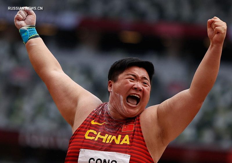 Китаянка Гун Лицзяо завоевала золотую медаль в толкании ядра на Олимпийских играх в Токио