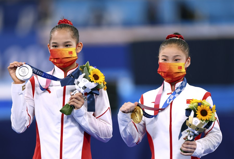 Китаянка Гуань Чэньчэнь завоевала золотую медаль в упражнениях на бревне на Олимпийских играх в Токио