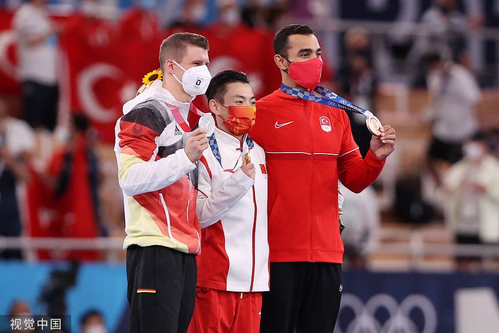 Китаец Цзоу Цзинюань завоевал золото в упражнениях на брусьях на Олимпийских играх в Токио
