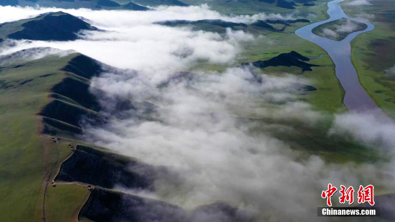 Чудесное море облаков над степью Баиньбулукэ в Синьцзяне
