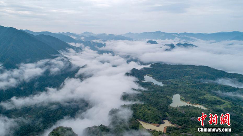 Сказочные облака над горами на востоке Китая