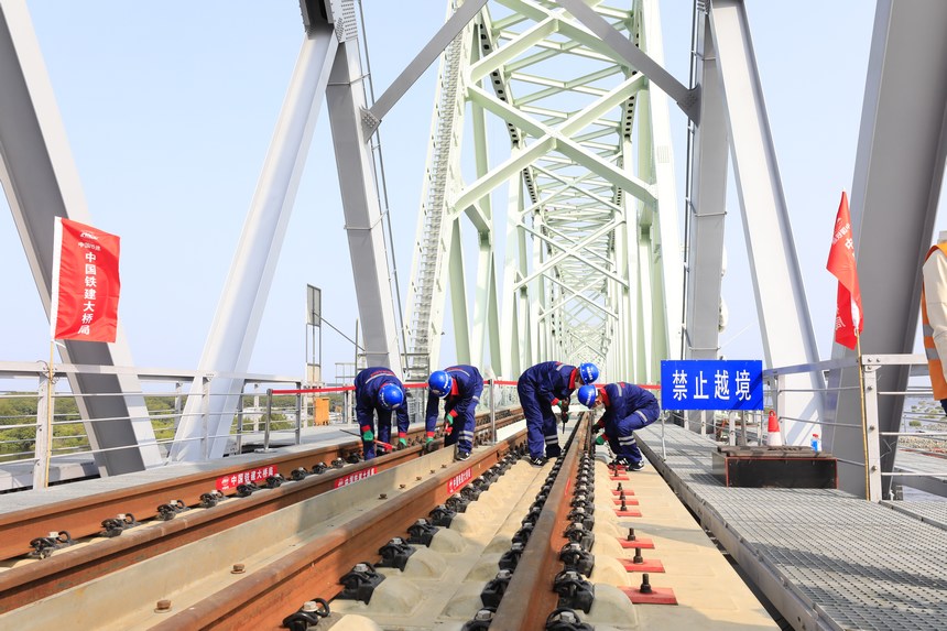 Завершена уклада рельсов на китайско-российском железнодорожном мосту Тунцзян-Нижнеленинское