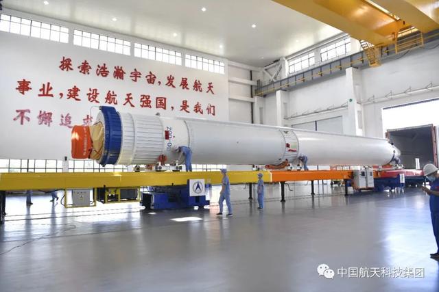 Китайская ракета-носитель для запуска космического корабля "Тяньчжоу-3" была доставлена на космодром