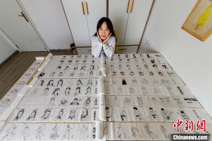 Китаянка рисует литературных героев на туалетной бумаге