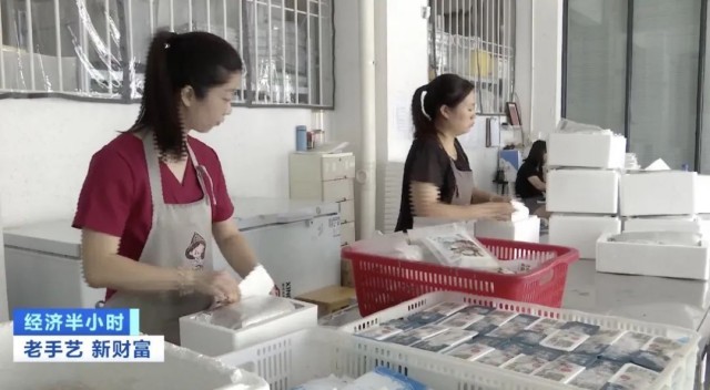 Китаянка построила успешный бизнес по изготовлению рыбных шариков традиционным способом 