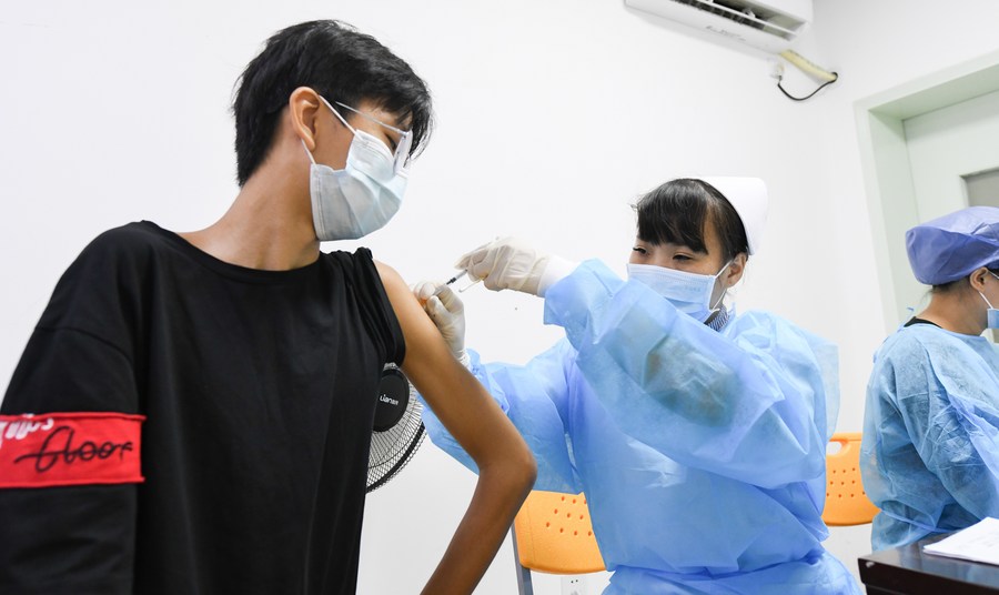 В Китае введено почти 2,12 млрд доз вакцин от COVID-19