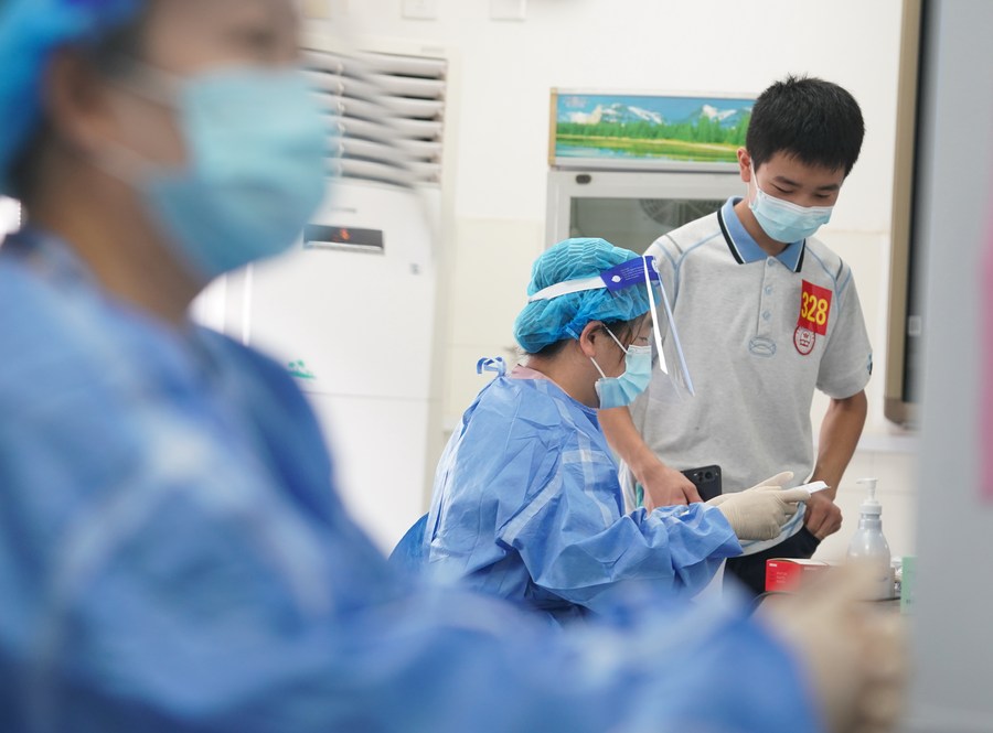 В Китае введено почти 2,15 млрд доз вакцин от COVID-19