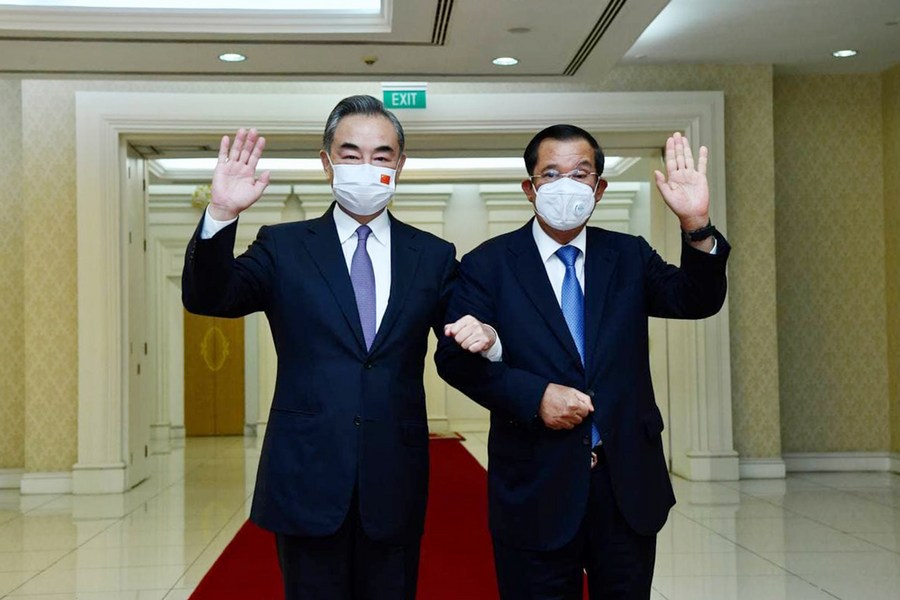 Премьер-министр Камбоджи Хун Сен провел встречу с Ван И