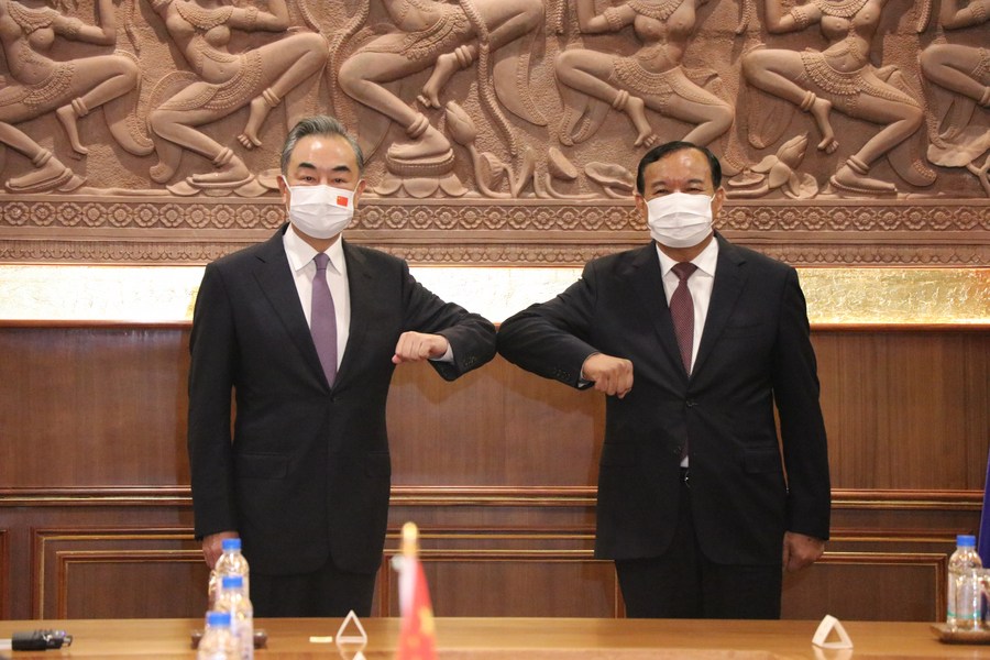 Ван И провел переговоры с вице-премьером, главой МИД Камбоджи Прак Сокхоном
