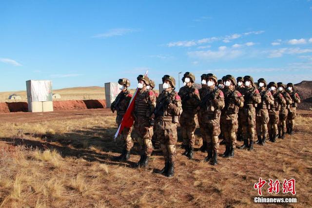 Фото: китайские военнослужащие, принимающие участие в учениях. 