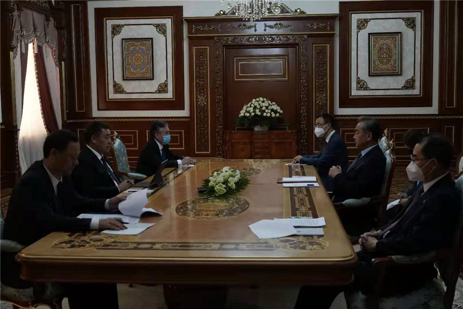 Президент Кыргызстана С. Жапаров встретился с Ван И