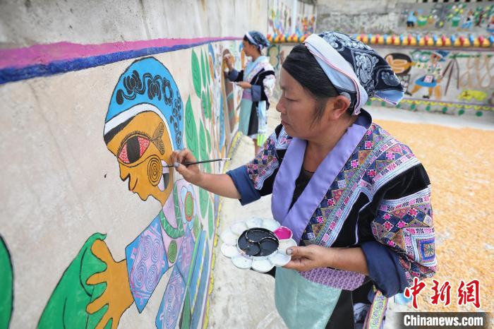 Уникальная традиционная живопись помогает представителям народности мяо увеличить доходы