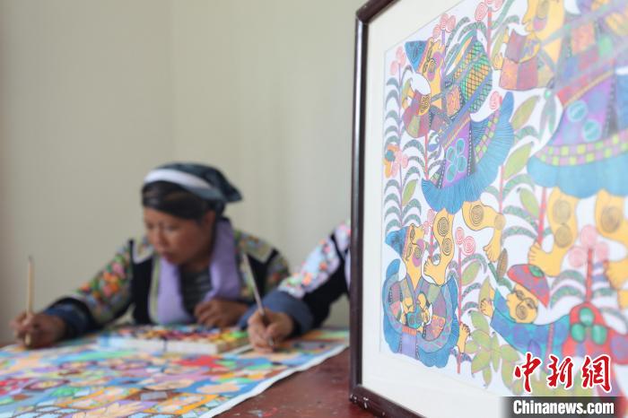 Уникальная традиционная живопись помогает представителям народности мяо увеличить доходы
