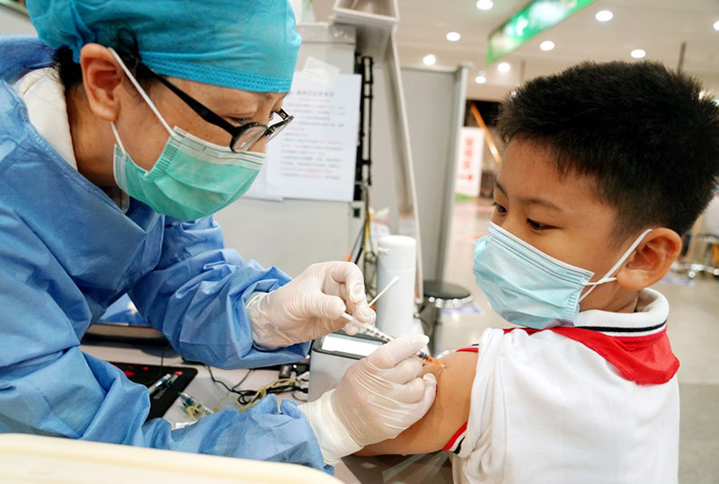 В Китае введено почти 2,19 млрд доз вакцин от COVID-19