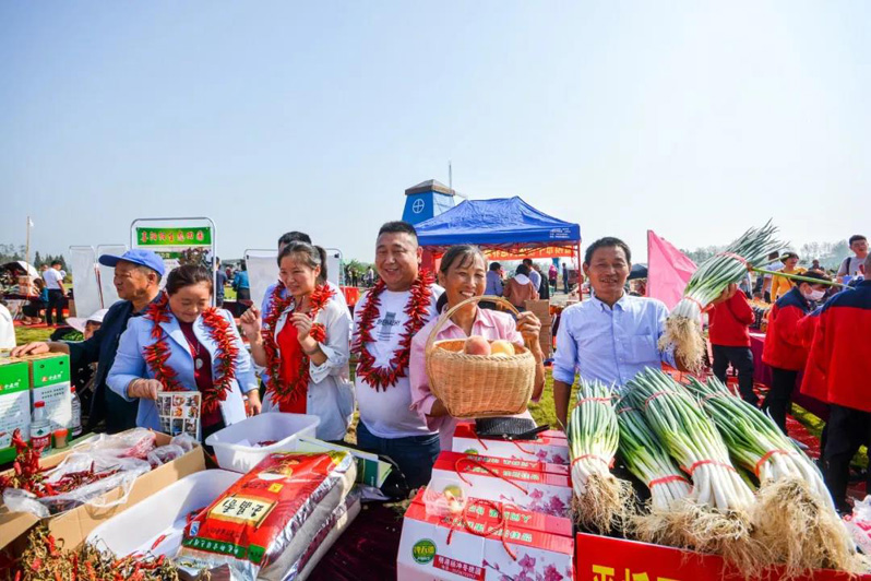 Си Цзиньпин поздравил китайских крестьян с наступающим Праздником урожая