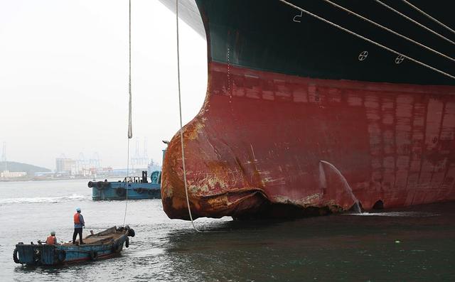 Контейнеровоз Ever Given прибыл в порт Циндао на ремонт 