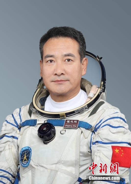 Китай представил трех космонавтов для пилотируемой космической миссии "Шэньчжоу-13"
