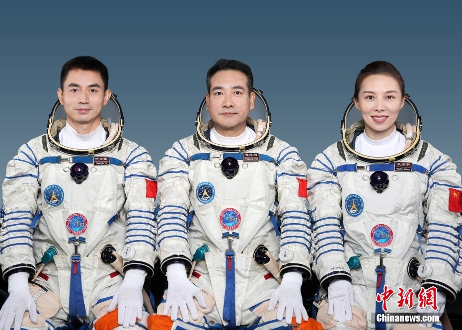 Китай представил трех космонавтов для пилотируемой космической миссии "Шэньчжоу-13"