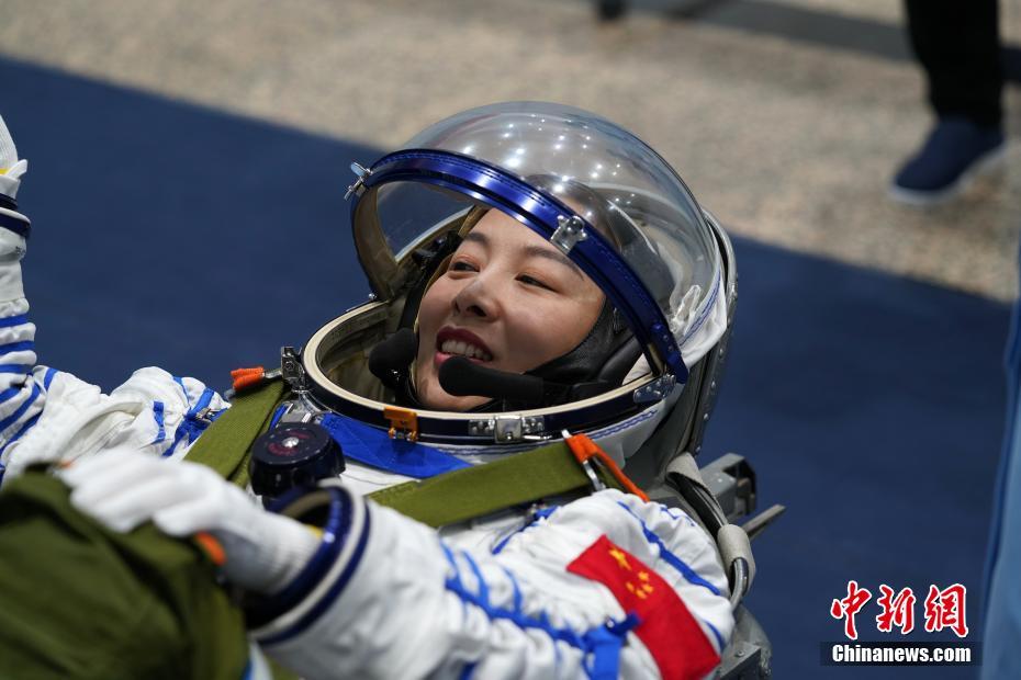 Опубликованы фотографии тренировок космонавтов пилотируемой космической миссии "Шэньчжоу-13"