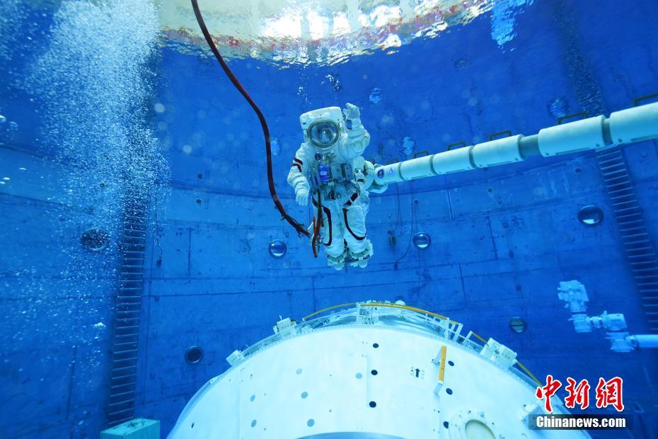 Опубликованы фотографии тренировок космонавтов пилотируемой космической миссии "Шэньчжоу-13"