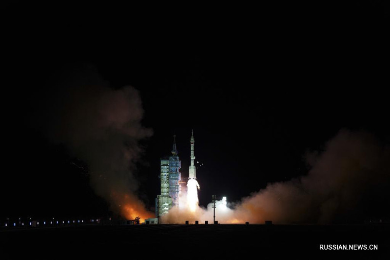 Китай успешно запустил пилотируемый космический корабль "Шэньчжоу-13"