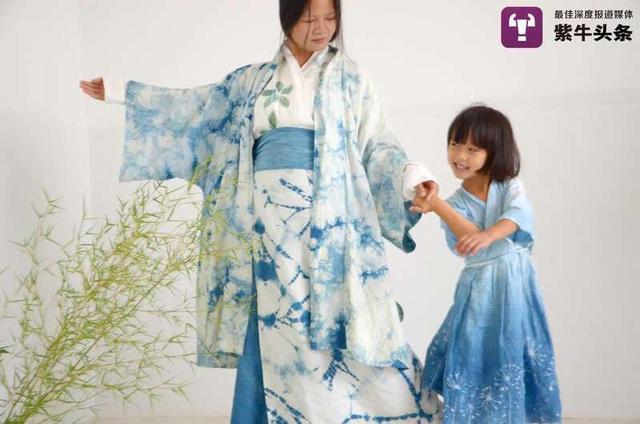 Китаянка окрашивает ткани натуральными растительными красителями
