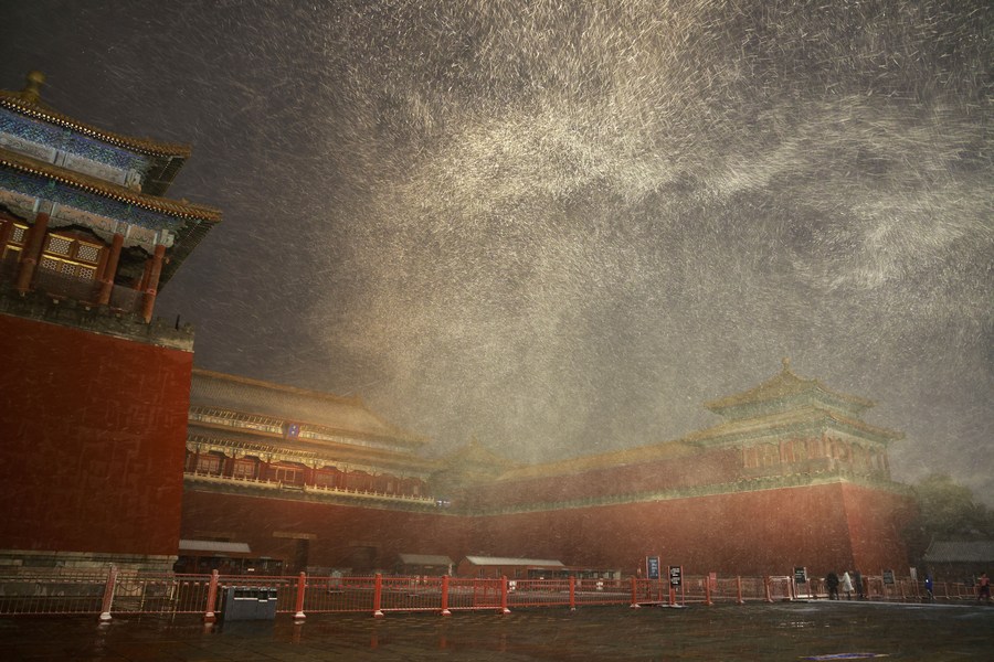 Первый за эту зиму снег в Пекине повлиял на движение транспорта