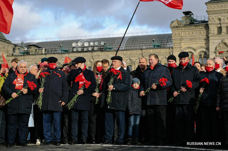 Москвичи отметили 104-летие Октябрьской революции