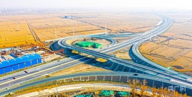 Завершено строительство основного участка первой скоростной автомагистрали в пустыне Синьцзяна
