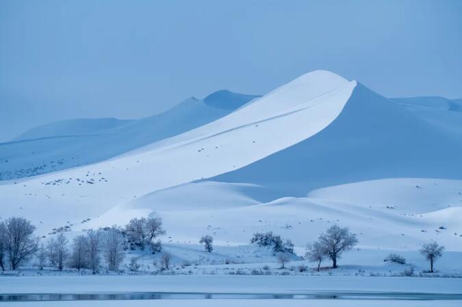 В пустыне Такла-макан выпал снег