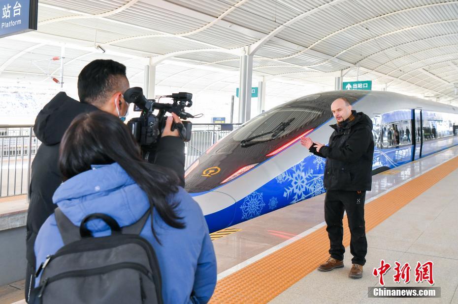 Скоростной поезд, предназначенный для зимних Олимпийских игр в Пекине, совершил первое путешествие