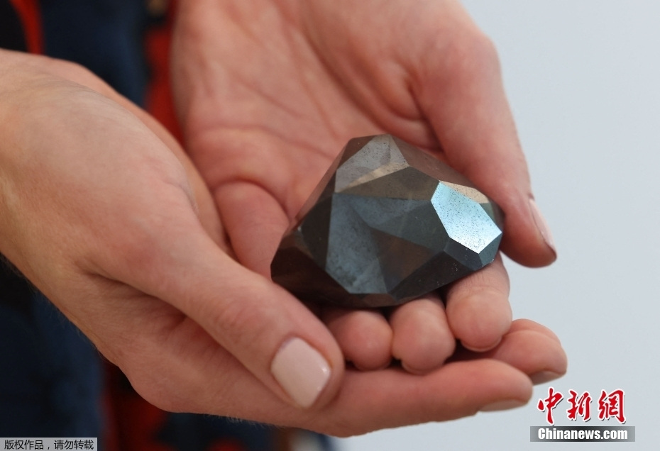 Самый крупный в мире черный ограненный бриллиант "Энигма" был представлен в Дубае
