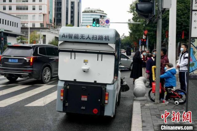 В городе Фучжоу представлена беспилотная подметально-уборочная машина с технологией ИИ