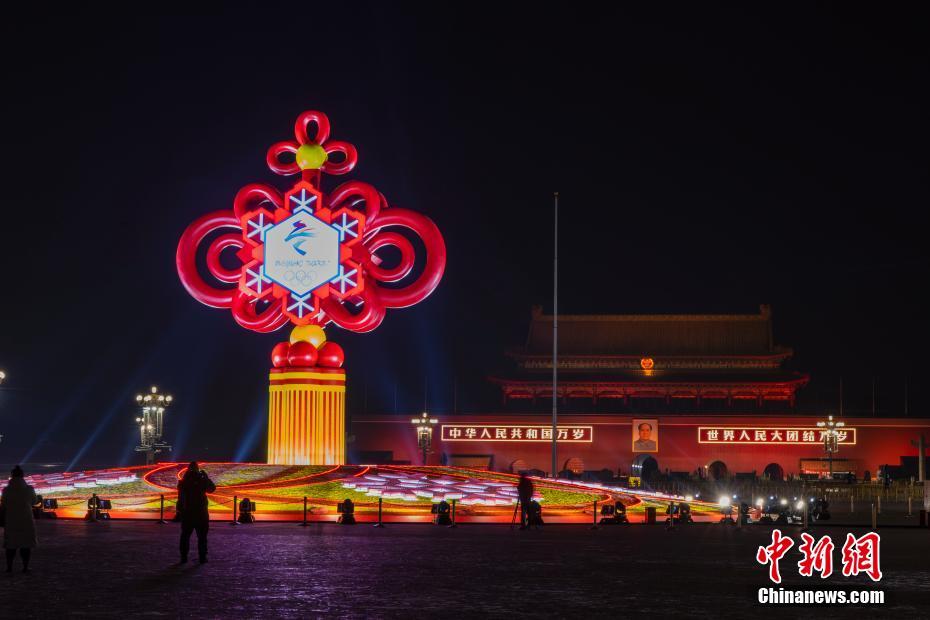 На главной улице Пекина развесили "китайские узелки"