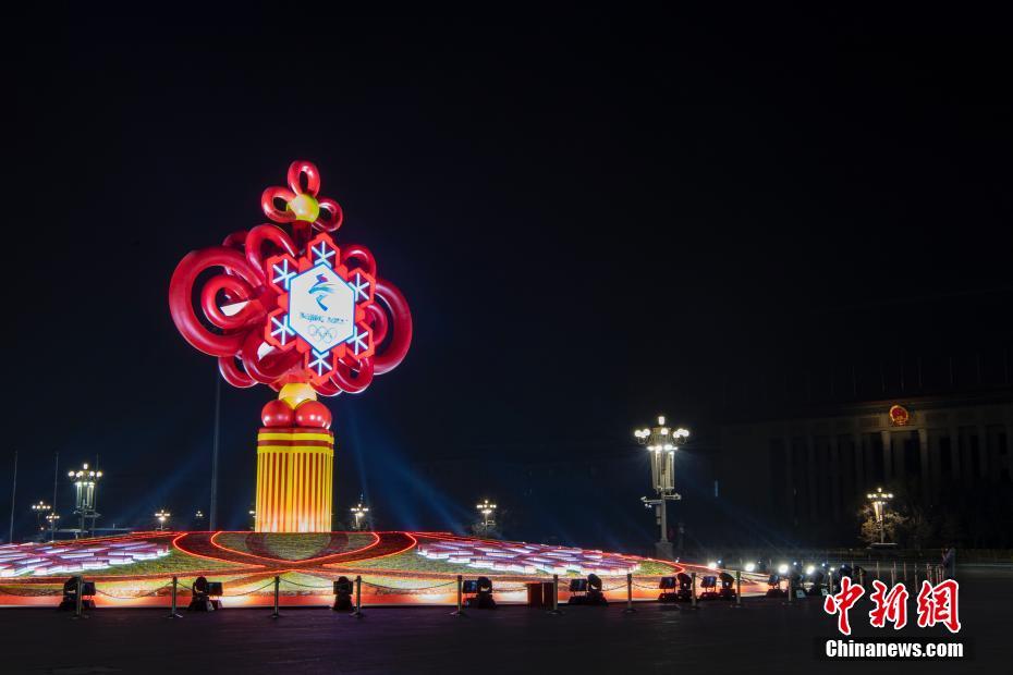 На главной улице Пекина развесили "китайские узелки"