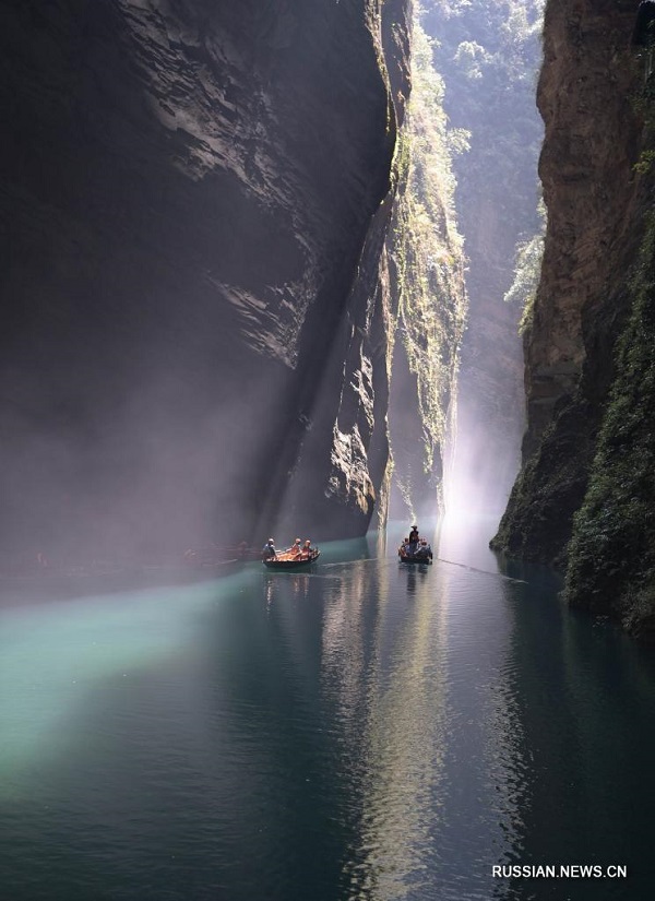 Пленяющая красота весенних пейзажей каньона в туристической зоне провинции Хубэй