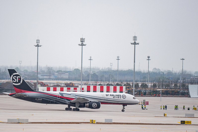 В первом в Китае грузовом аэропорту прошла летная проверка с использованием грузового самолета